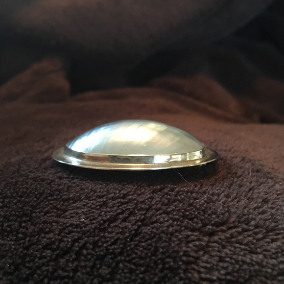 Sterling silver brooch w/ grey mother of pearl - Picture 3 of 4